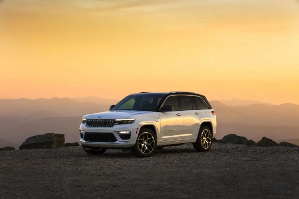 2022 Jeep Grand Cherokee Summit Reserve in white