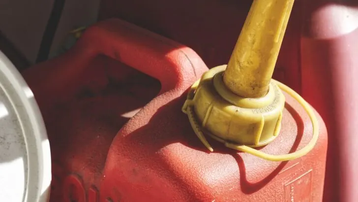 How to Open a Scepter Gas Can
